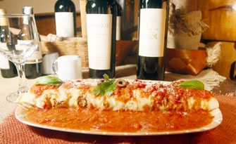Panquecas recheadas com vários sabores, molho de tomate e queijo